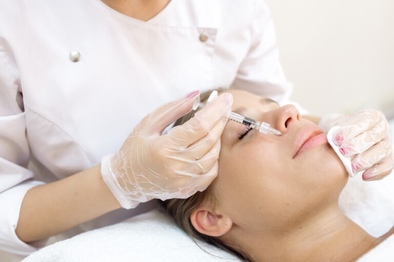 kosmetyczka-sprawia-ze-pacjentka-powieksza-usta