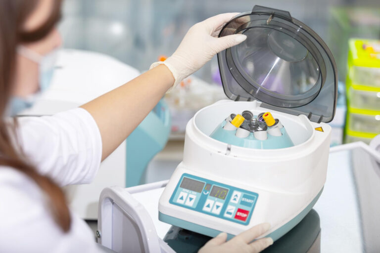 wirowka-medyczna-naukowiec-laduje-probke-do-wirowki-w-laboratorium-medycznym-lub-naukowym